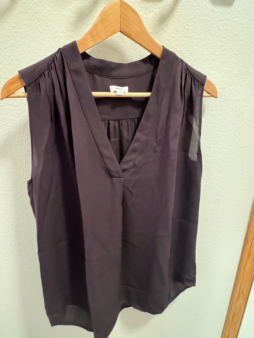 VINCE Silk Dark Burgandy V-Neck Sleeveless Shell Top Size Small EUC
